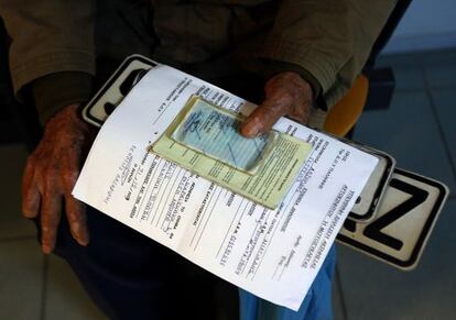Un griego entrega el pasado 31 de diciembre la matrícula de su coche a las autoridades porque ya no puede pagar el impuesto de circulación.