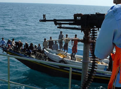 En esta foto del 20 de octubre se muestra a un guarda costero yemení con una ametralladora que vigila el paso de un pesquero de su país durante una patrulla en el peligroso golfo de Adén