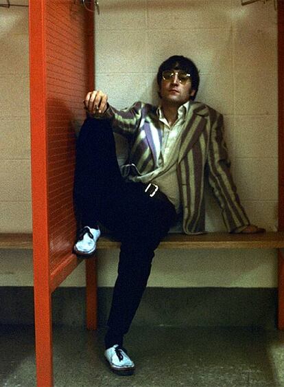 John Lennon descansa en los vestuarios del J.F.K Stadium de Philadelphia, durante la pausa de un concierto el 16 de agosto de 1966. (Fotografía Bob Bonis, © 2009 by 2260 Productions, Inc)