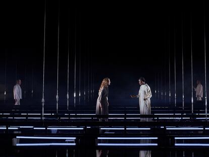 Una escena de la obra 'Terra baixa (Reconstrucció d'un crim)', en el Teatre Nacional de Catalunya (Barcelona).