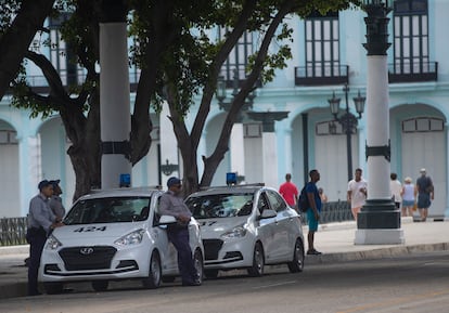 Dos patrullas de policía son vistas cerca del capitolio a dos días del aniversario del 11J, en La Habana (Cuba).