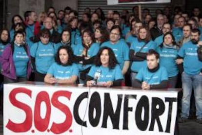 En la imagen, trabajadores de Edesa, la planta de Basauri cerrada por Fagor Electrodomésticos. EFE/Archivo