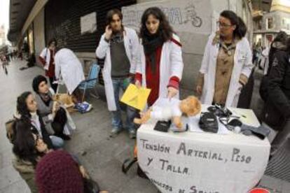 Médicos residentes durante uno de los talleres informativos impartidos en la madrileña calle Preciados en los que éstos enseñaron nociones de medicina a estudiantes y ciudadanos como protesta por las medidas sanitarias previstas para 2013 por la Comunidad de Madrid. EFE/Archivo