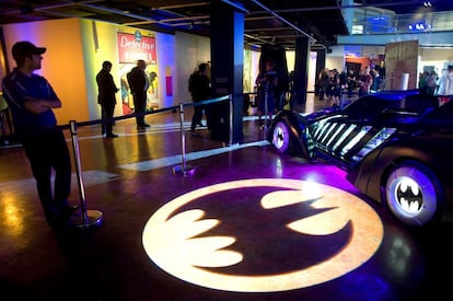 El símbolo de 'Batmant' es proyectado junto al Batmóvil con motivo del 80 aniversario del súperheroe, en el Comic-Con de San Diego.