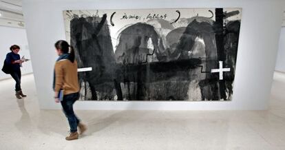 Uno de los cuadros de Tàpies expuestos en el IVAM