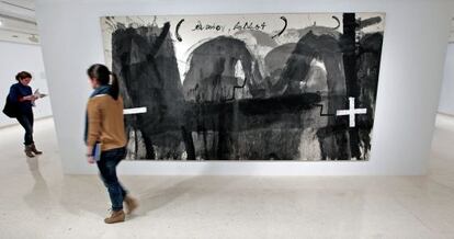 Uno de los cuadros de T&agrave;pies expuestos en el IVAM