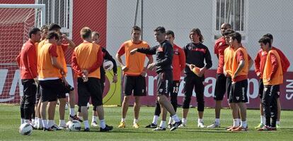 M&iacute;chel da instrucciones a sus jugadores durante el entrenamiento del Sevilla