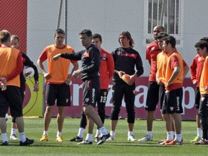 M&iacute;chel da instrucciones a sus jugadores durante el entrenamiento del Sevilla