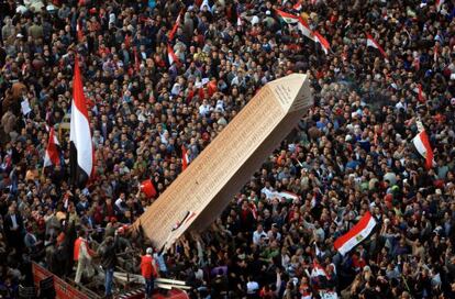 Los egipcios llevan a la plaza Tahrir un obelisco con los nombres de los fallecidos en la revuelta del a&ntilde;o pasado.