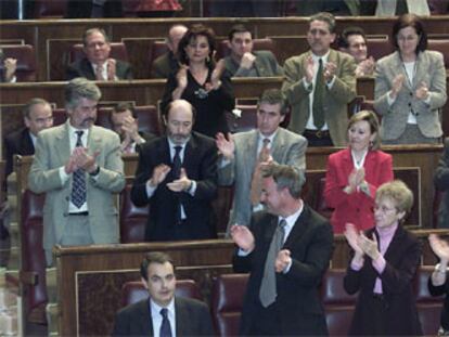 Los parlamentarios del Grupo Socialista aplauden a José Luis Rodríguez Zapatero tras la intervención de éste en el pleno del Congreso.