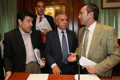 Diego Martín (a la derecha) y Eduardo Zorrilla (detrás), miembros de la gestora, con funcionarios municipales.