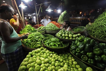 Puesto de verduras en un mercado de la ciudad india de Calcuta.