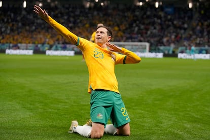 Craig Goodwin celebra tras marcar el gol de Australia.