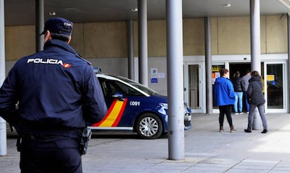 Un agente de la Policía Nacional vigila la entrada del hospital Río Carrión, en Palencia.