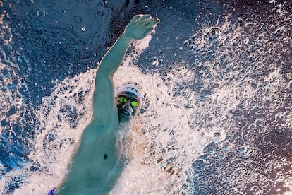 Leon Marchand nada a crol durante la segunda semifinal de los 200 metros estilos.