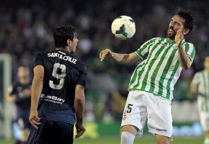 Figueras golpea el balón ante Santa Cruz