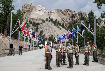 Trabajadores se encargan de los preparativos en el Monte Rushmore (Keystone, Dakota del Sur) para la visita de Donald Trump este viernes, víspera del 4 de julio.