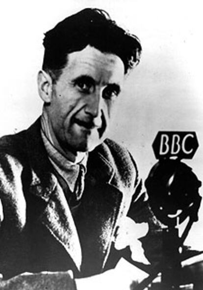 El escritor y periodista George Orwell, cuyo verdadero nombre era Eric Arthur Blair, durante una grabación para la BBC.