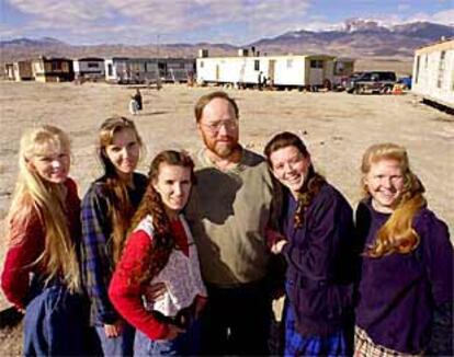 Tom Green posa con sus cinco esposas ante las caravanas donde residen.