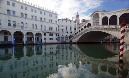 El puente Rialto, que cruza el Gran Canal de Venecia, sin transeúntes, el pasado 13 de mayo.