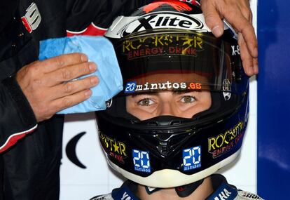 Un miembro del equipo Yamaha el casco de Jorge Lorenzo.