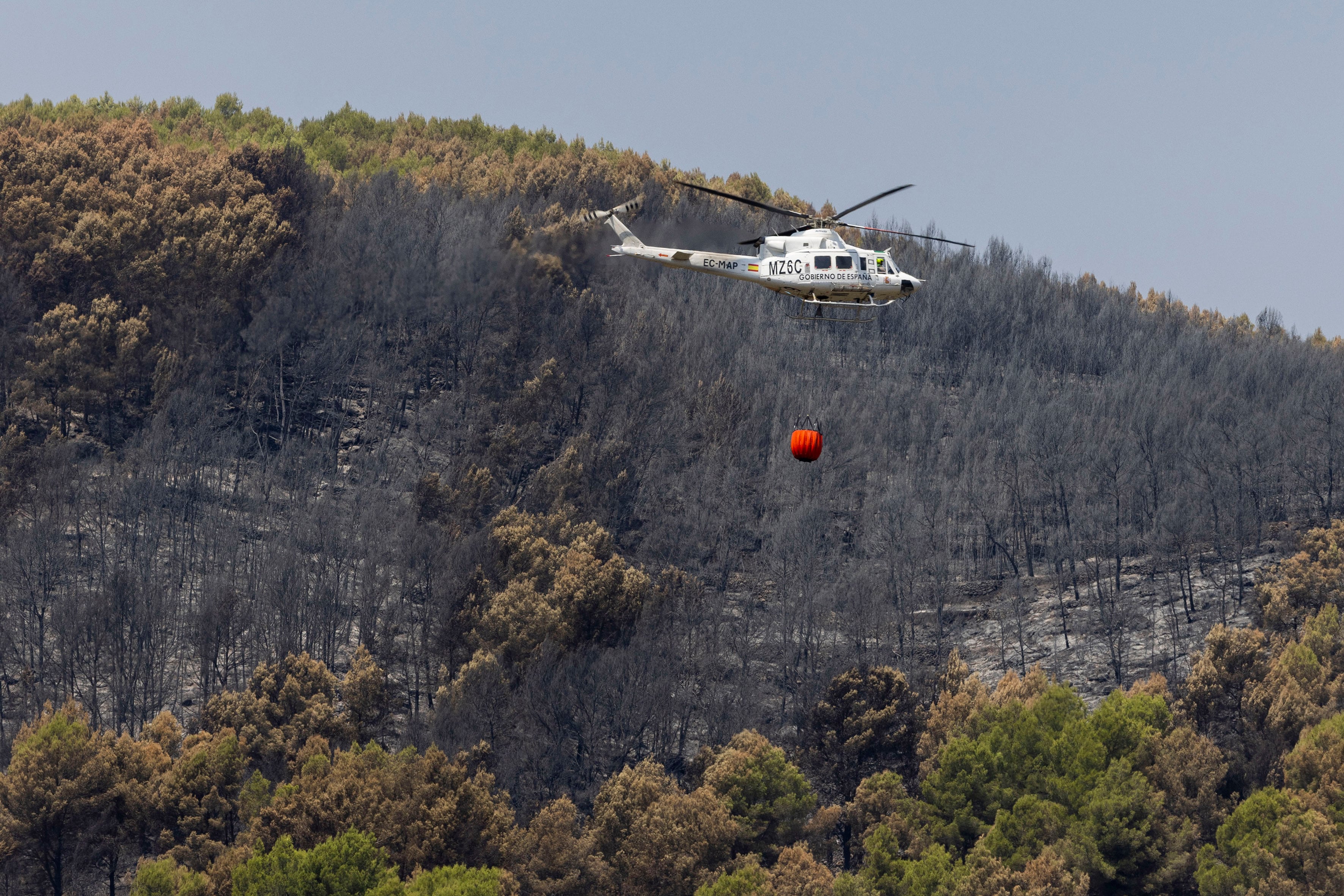 Vistas de Artana desde el interior del pueblo durante la fase final del incendio que afectó a la Sierra de Espadán a finales de julio.