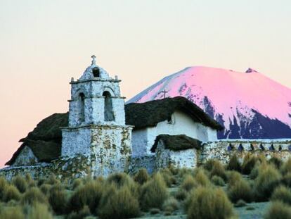 El pico Nevado Sajama, de 6.542 metros de altura, en Bolivia. Una de las fotograf&iacute;as de la muestra, de Jean-Leo Dugast.