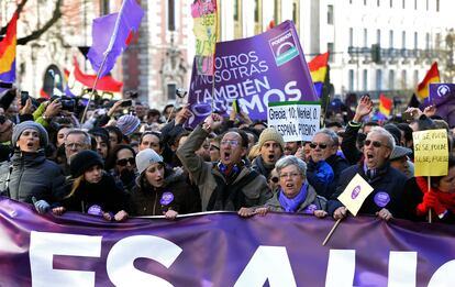 El color morado es el que adoptó Podemos cuando se fundó en 2014 para aglutinar su ideología. Como demuestra su uso mayoritario en la protesta, que bajo el lema "Marcha por el Cambio", recorrió en 2015 las calles de Madrid promovida por la formación que lideró Pablo Iglesias hasta mayo de 2021.