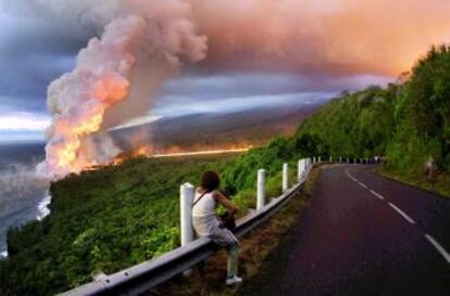 Un río de lava se precipita al mar tras una erupción del volcán Piton de la Fournaise, en 2002, en Isla Reunión.