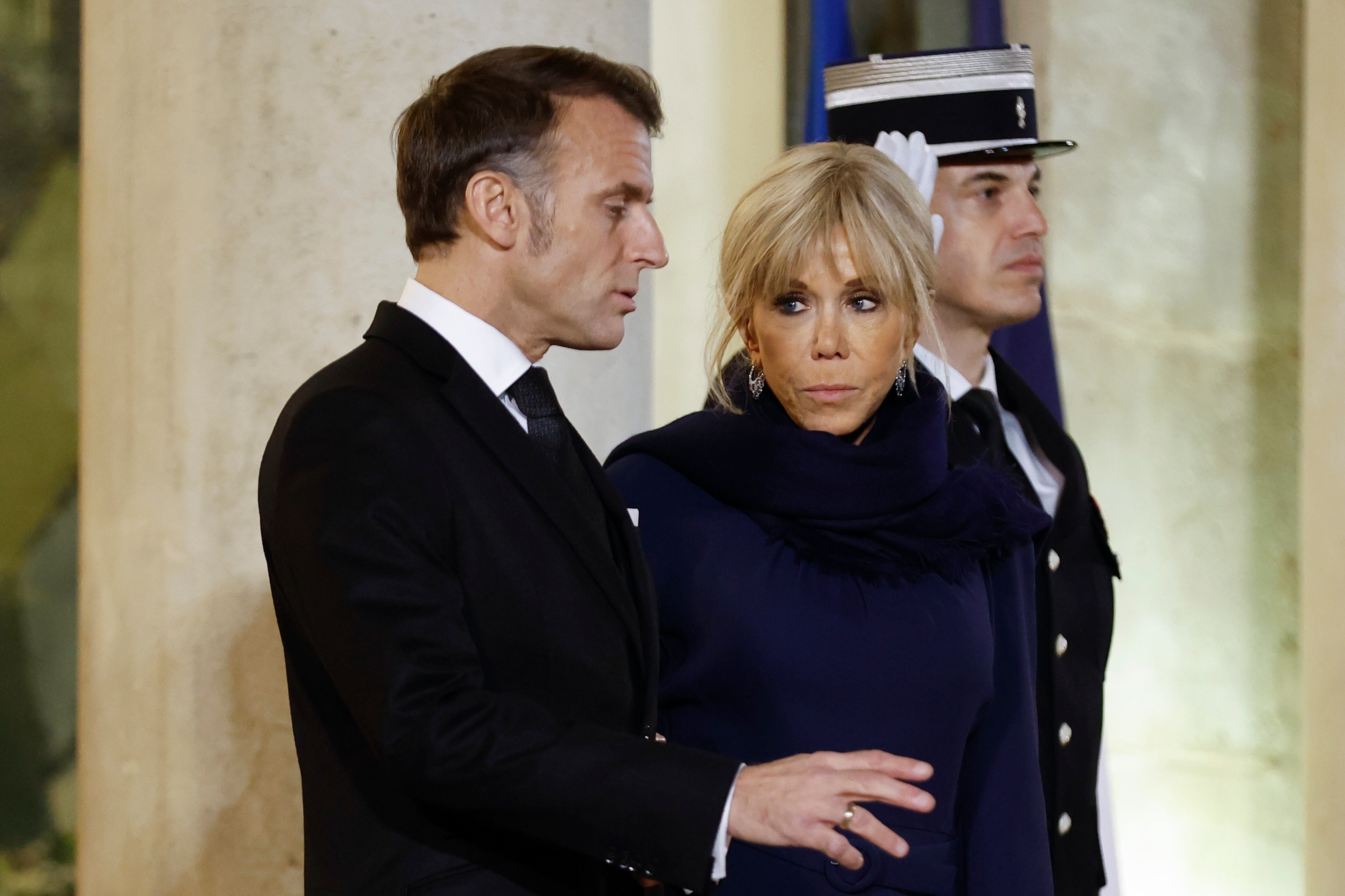 Brigitte Macron desata la polémica en Francia al calificar de “gilipollas de mierda” a un grupo de feministas