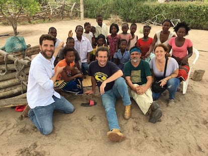 Foto de familia (literalmente) con el equipo de El Intermedio.