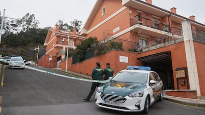 Zona acordonada donde han hallado el cuerpo sin vida de la madre asesinada por sus dos hijos, en la calle de Monte Cerredo, en Castro Urdiales (Cantabria).