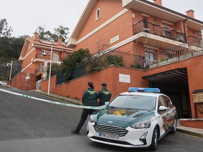 La Guardia Civil vigilaba el jueves la urbanización de Castro Urdiales donde se produjo el suceso.