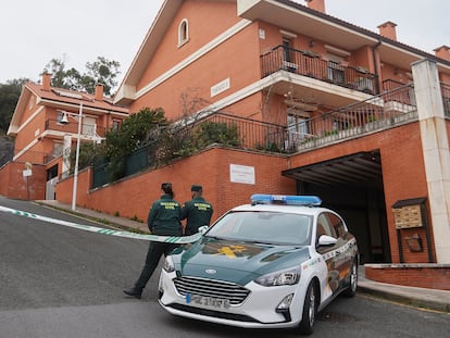Zona acordonada donde han hallado el cuerpo sin vida de la madre asesinada por sus dos hijos, en la calle de Monte Cerredo, en Castro Urdiales (Cantabria).