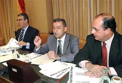 Paulino Rivero, Ángel Martínez Sanjuán e Ignacio Gil Lázaro, durante la segunda jornada de comparecencias.