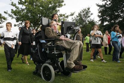 Stephen Hawking, en 2008, paseando por un parque de Santiago de Compostela.