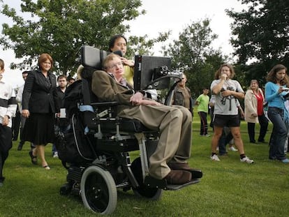 Stephen Hawking, en 2008, paseando por un parque de Santiago de Compostela.