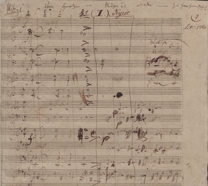 Manuscrito del comienzo de la "Missa solemnis" en cuya parte superior Beethoven escribió las famosas palabras dirigidas al Archiduque Rodolfo: “Del corazón – ¡ojalá vuelva – al corazón!”