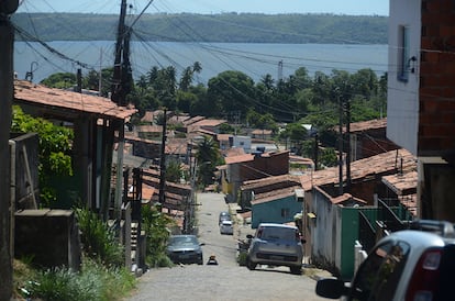 Há escolas, creche, igrejas, mercado e condomínios inteiros fechados.