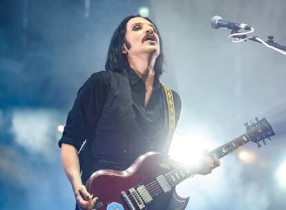 El cantante y líder del grupo Placebo, Brian Molko, durante el concierto de la primera jornada del festival BBK Live de Bilbao. 
