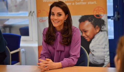 Kate Middleton, con una blusa de Gucci, en un acto en marzo.