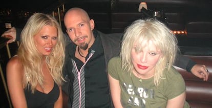 El periodista Neil Strauss, de copas con la actriz porno Jenna Jameson (izquierda), cuya biografía firmó, y la cantante 'grunge' Courtney Love.