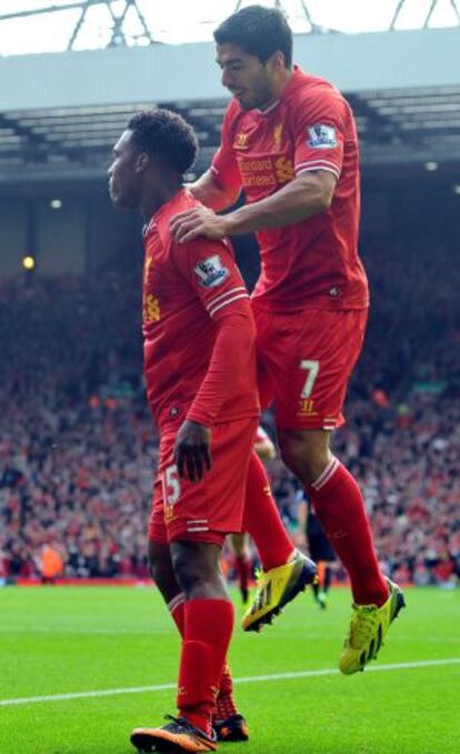 Luis Suárez celebra un gol con Sturridge.