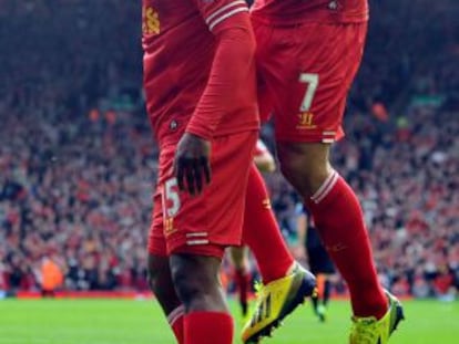 Luis Suárez celebra un gol con Sturridge.