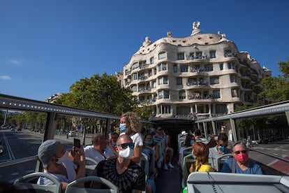 Una imagen de un autobús turístico, el pasado verano, en Barcelona, delante de La Pedrera.