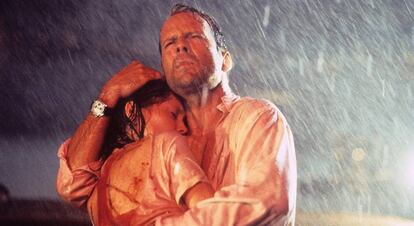 Bruce Willi y Jane March en 'Color of Night' (1994).