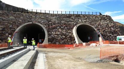 Obras en uno de los túneles de la variante de Pajares.