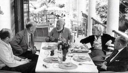 Ernest Hemingway (centro), en la finca La Cónsula.