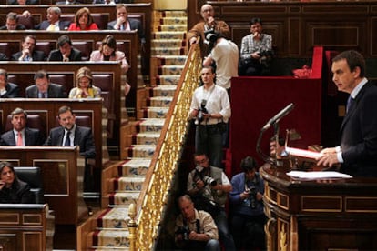 José Luis Rodríguez Zapatero se dirige a los diputados bajo la atenta mirada de los representantes de la oposición, entre ellos Mariano Rajoy.