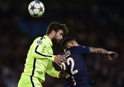 Piqué disputa el balón con Lavezzi.